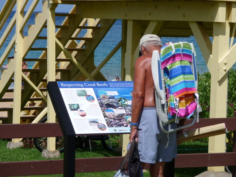 New “Reef Awareness” Signs Installed at Kam II and Kalama Park